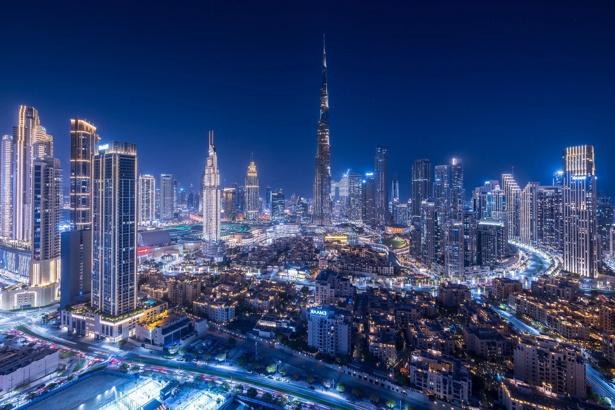 Banking disputes lawyer UAE reviewing financial documents at Dubai Courts for loan recovery case
